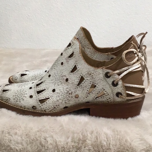 NWOT MUSSE & CLOUD Distressed Perforated Leathers Booties Lace Up - Picture 6 of 9